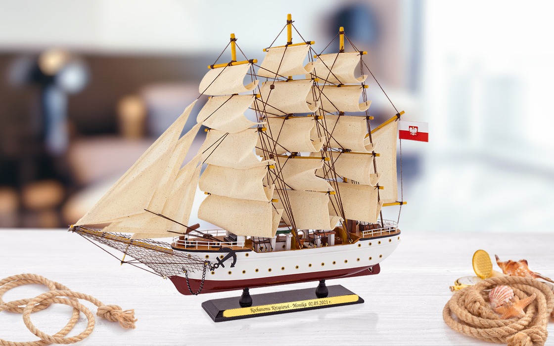 Model statku Dar Pomorza z grawerem na prezent dla chłopaka 